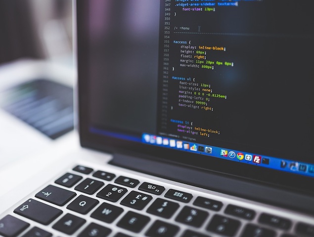 Ilustrační foto: počítačový monitor s kódem